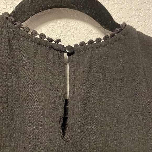 Monteau Sz M black sleeveless ruffle sleeves women’s shirt blouse w lace detail - Picture 3 of 7